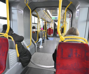 Koniec ze spaniem na siedzeniach w komunikacji miejskiej. Radni przegłosowali uchwałę