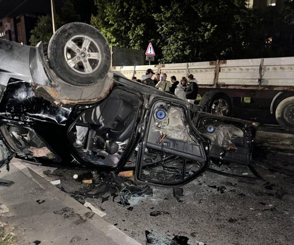 Zniszczony i przewrócony na dach czarny samochód na ulicy we Lwowie. O zamieszkach wokół poboru przeczytasz na Eska.