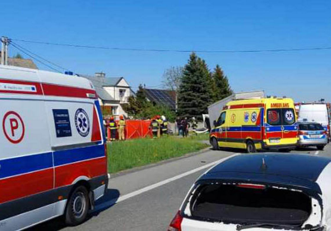 Potworne zderzenie w Ładnej pod Tarnowem. 37-latka nie żyje. Na jej pas zjechała 12-tonowa ciężarówka [ZDJĘCIA]