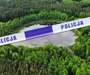 Makabryczne odkrycie niedaleko Płocka. Wędkarz zobaczył ciało kobiety na tafli jeziora
