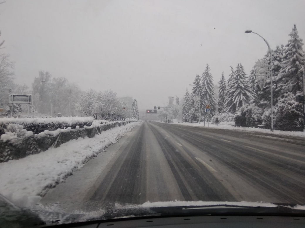 FATALNE warunki na drogach Rzeszowa. Śnieżny ARMAGEDON! [ZDJĘCIA]