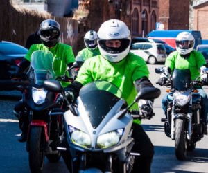 Koronawirus w Trójmieście. Jeżdżą na motorach i pomagają seniorom