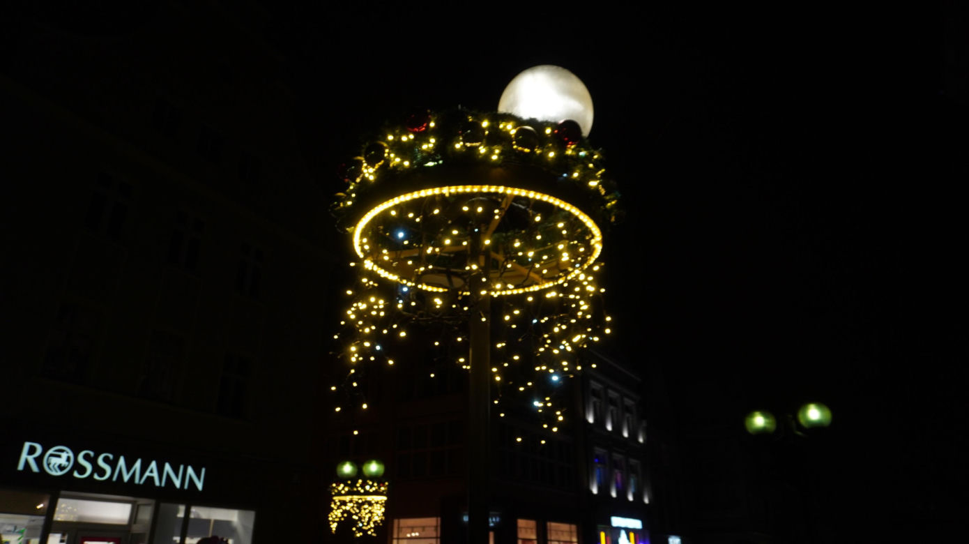 Świąteczne iluminacje w Olsztynie zachwycają. Prawdziwą „gwiazdą” jest choinka na starówce [ZDJĘCIA]