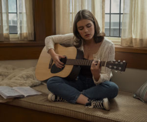 Główne role grają Ella Bright (The Crown) i Belmont Cameli (Byle do dzwonka).