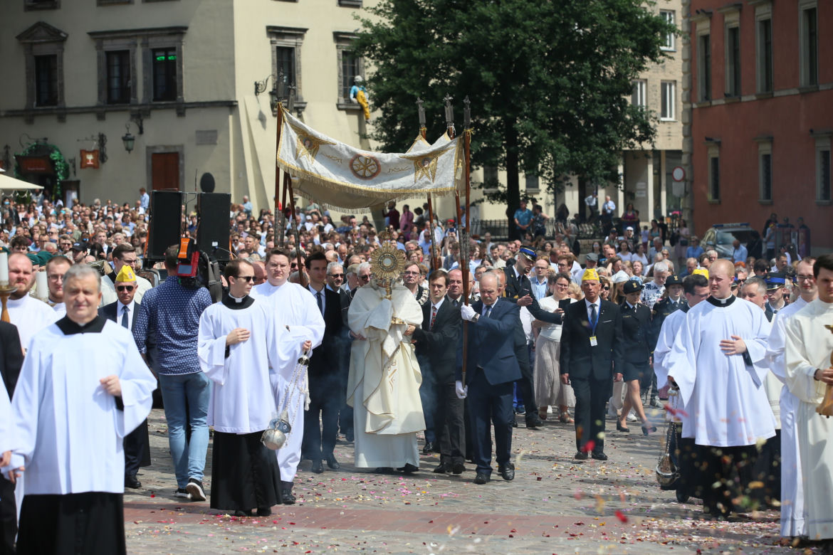 Centralna procesja Bożego Ciała w Warszawie. Ołtarze nawiązywały do wojny
