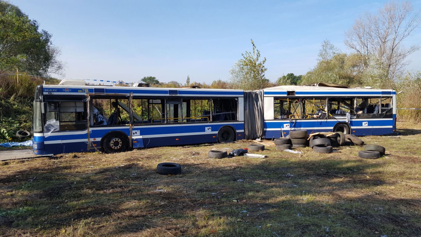 Tak wygląda autobus po wybuchu bomby, którą chciał stworzyć Paweł R.