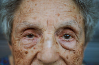 Bakteria w oku przyczyną Alzheimera? Nowe badania rzucają światło na tajemniczą chorobę