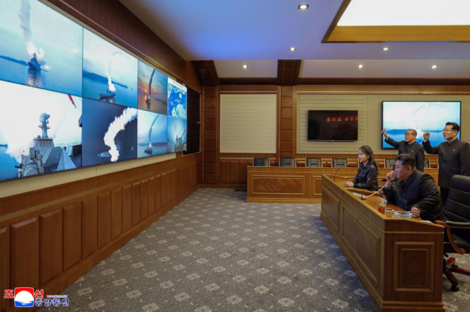 Korea Płn./ Przywódca Kim Dzong Un z 13-letnią córką testowali nowe pistolety