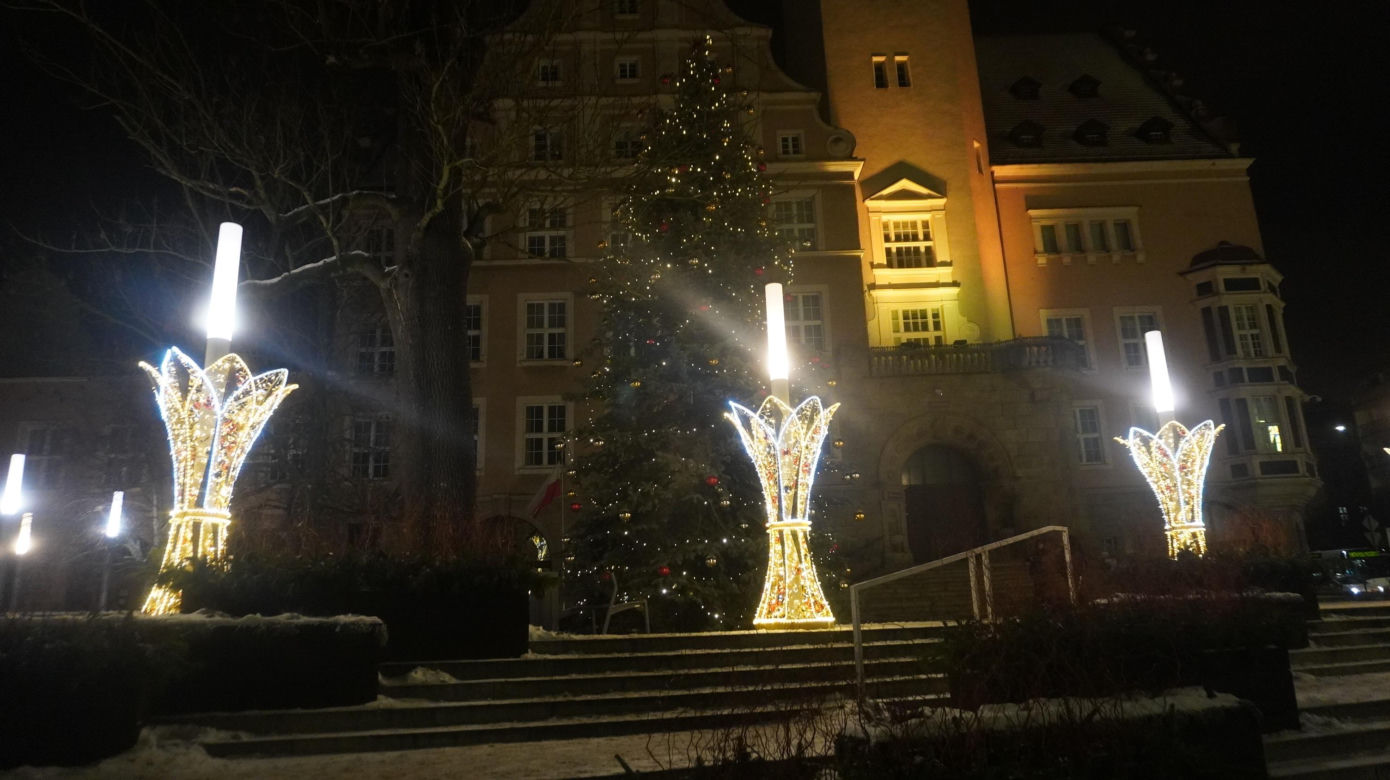 Świąteczne iluminacje w Olsztynie zachwycają. Prawdziwą „gwiazdą” jest choinka na starówce [ZDJĘCIA]