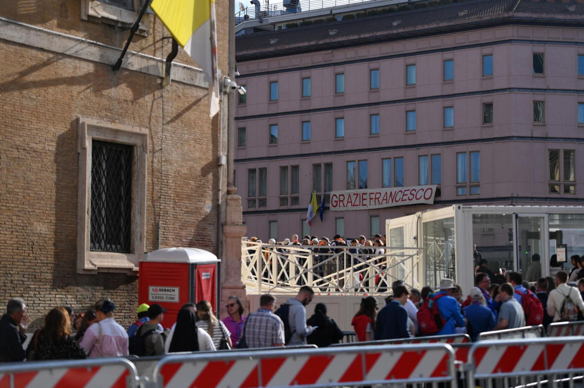 Wierni odwiedzają grób papieża Franciszka