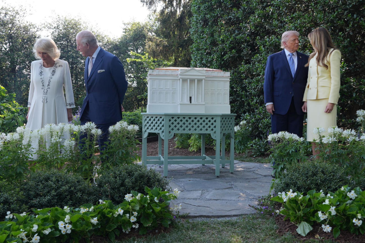 Król Karol i królowa Kamila u Trumpów. Melania dała im herbatę, a potem pokazała pasiekę w kształcie Białego Domu