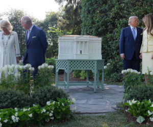 Król Karol i królowa Kamila u Trumpów. Melania dała im herbatę, a potem pokazała pasiekę w kształcie Białego Domu