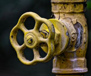 Woda na ulicach i suche krany. Kolejna awaria w Łomży 