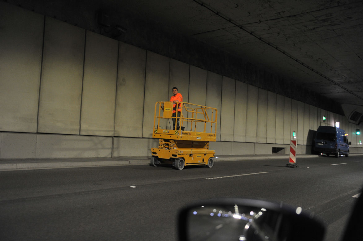 Będzie zasięg w tunelu Południowej Obwodnicy Warszawy. Operatorzy montują kabel GSM