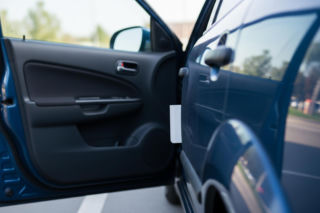 Stanął taksówką na środku chodnika. „W dniu dzisiejszym chodnik nieczynny”. Tego się nie spodziewał!