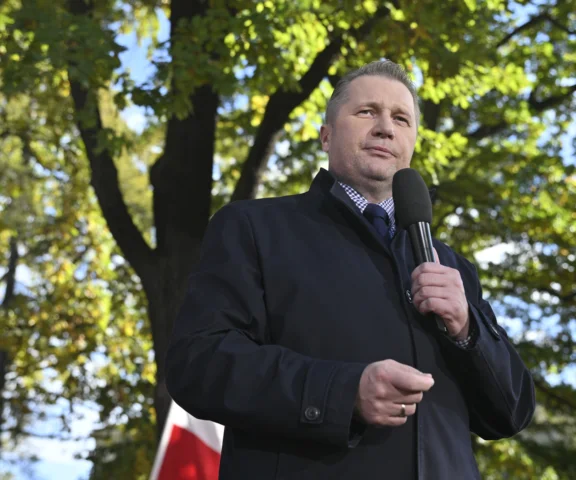 Czarnek grzmi. Albo idziemy razem, albo służycie Tuskowi