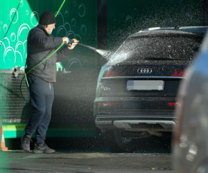 Robert Więckiewicz myje samochód