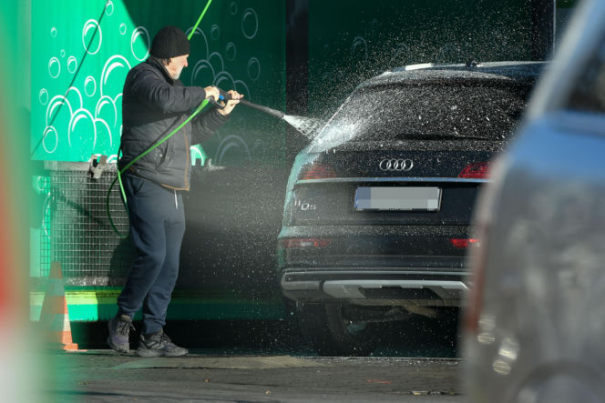 Robert Więckiewicz myje samochód