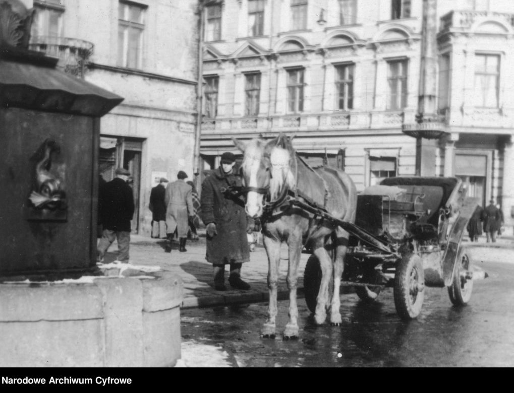 Fragment placu Wolności. Widoczna dorożka, 1948