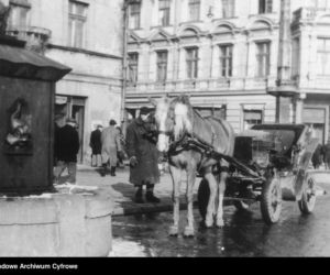 Fragment placu Wolności. Widoczna dorożka, 1948