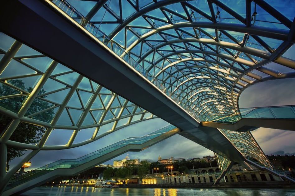 Michelle de Lucchi, Peace Bridge. Most Pokoju w Tibilisi przeznaczony jest dla pieszych; falujące pokrycie dachu ma długość 150m. Tysiące diod led pozwalają na szybką zmianę iluminacji. Most otwarty z