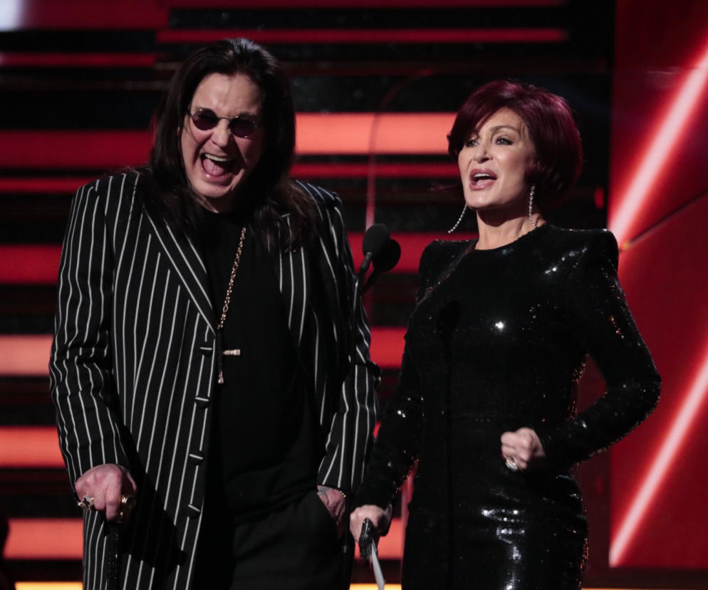 Uśmiechnięci Ozzy i Sharon Osbourne na scenie. O pożegnaniu muzyka przez żonę przeczytasz na EskaRock.