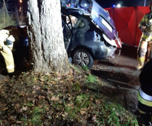 Wiklino: Tragiczna śmierć kobiety w wypadku. Jej auto wbiło się w drzewo [ZDJĘCIA]
