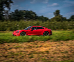 Wojciech Modest Amaro jeździ nowym Porsche Taycan