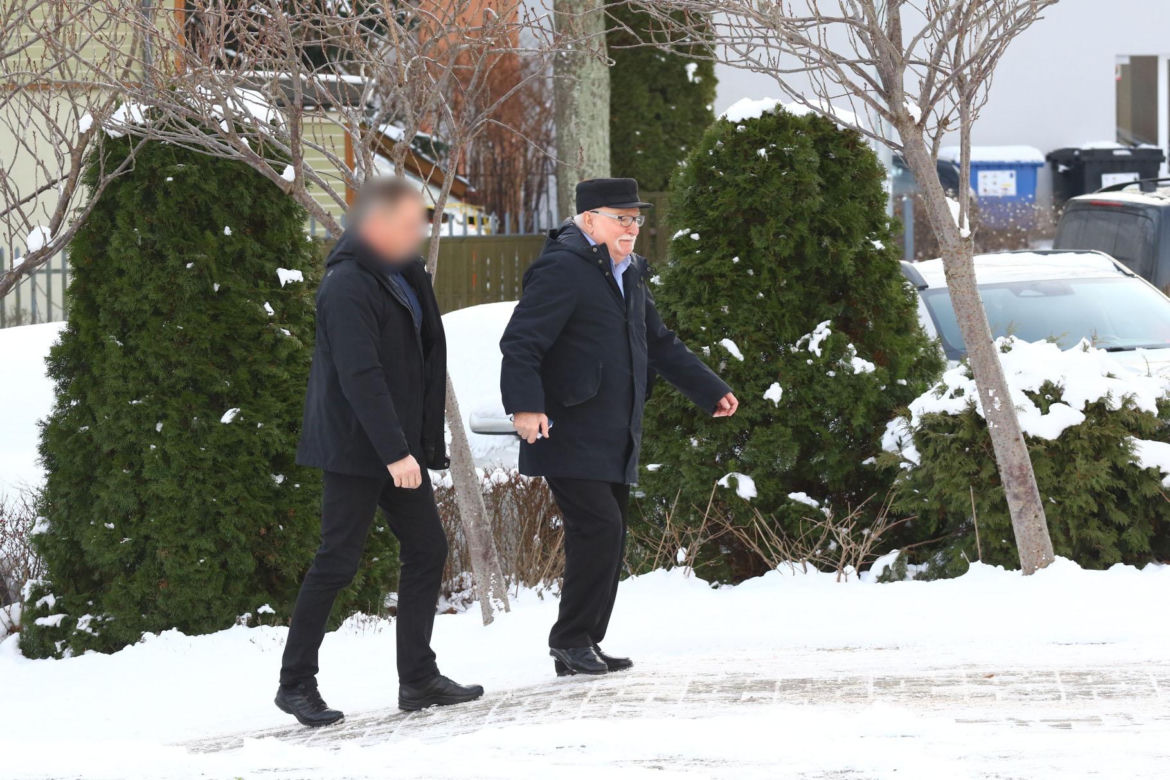 Lech Wałęsa ślizga się na chodniku w drodze do kościoła
