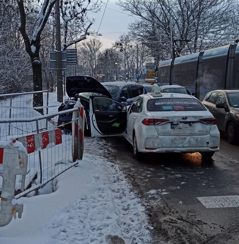 Lód na chodnikach i ulicach we Wrocławiu. Tak ślisko, że można połamać nogi!