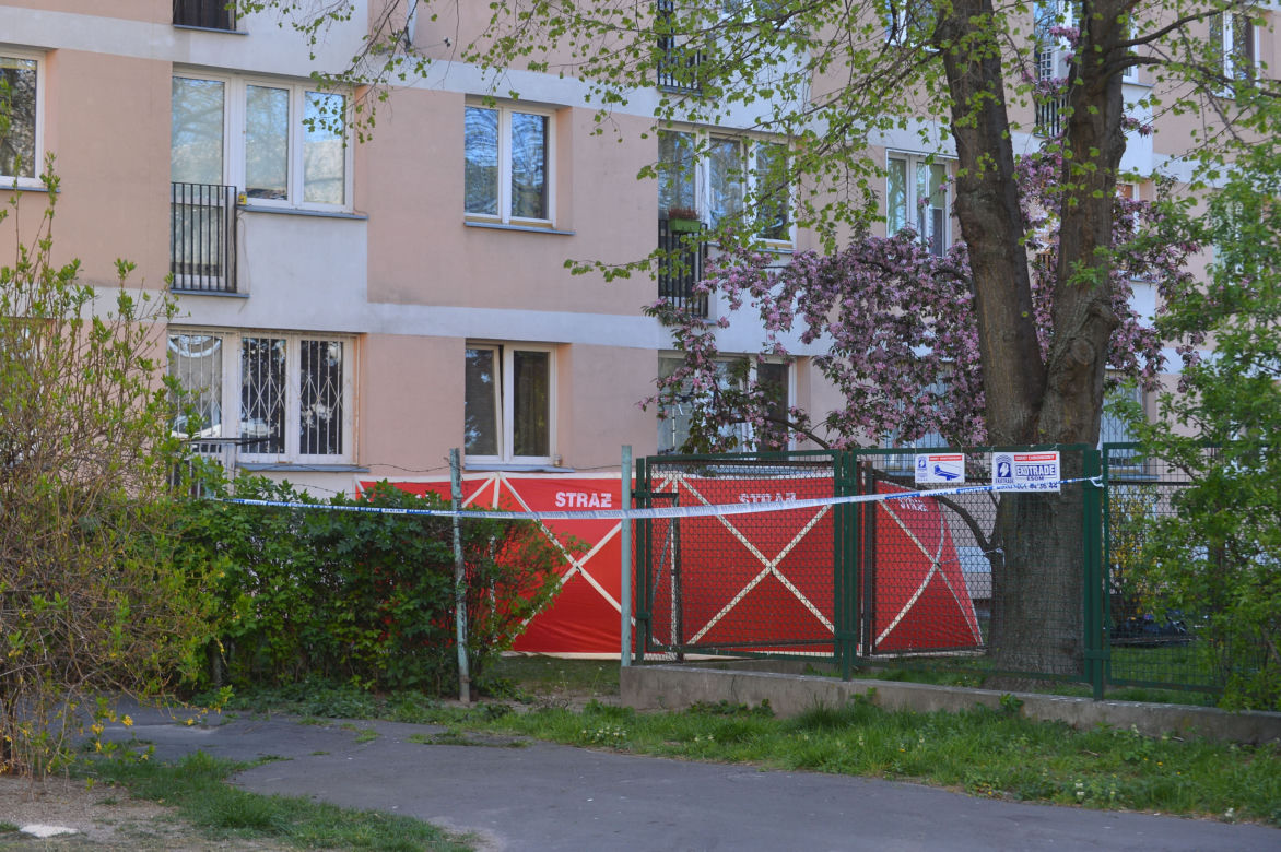 Wypadł z 9. piętra z torbą narkotyków