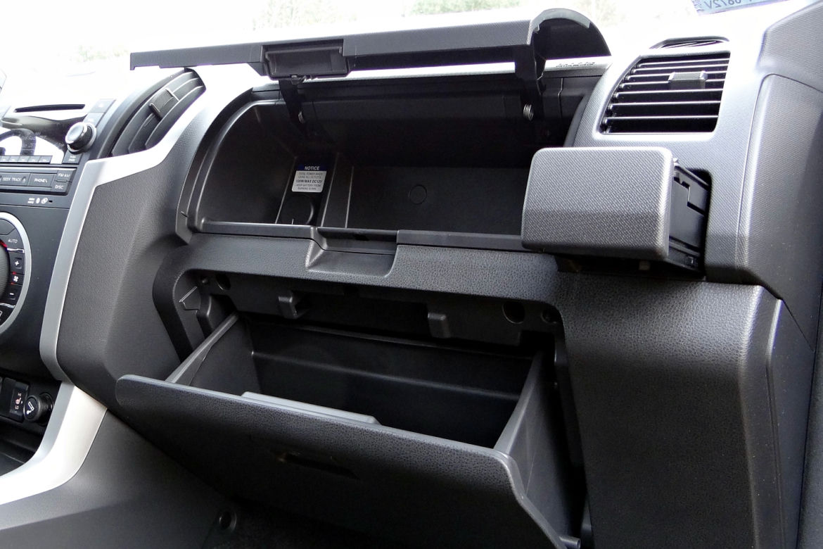 Isuzu D-MAX - schowki