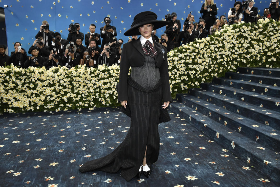 Rihanna ogłosiła ciążę na Met Gali 2025. Okrągły brzuszek wcisnęła w gorset!