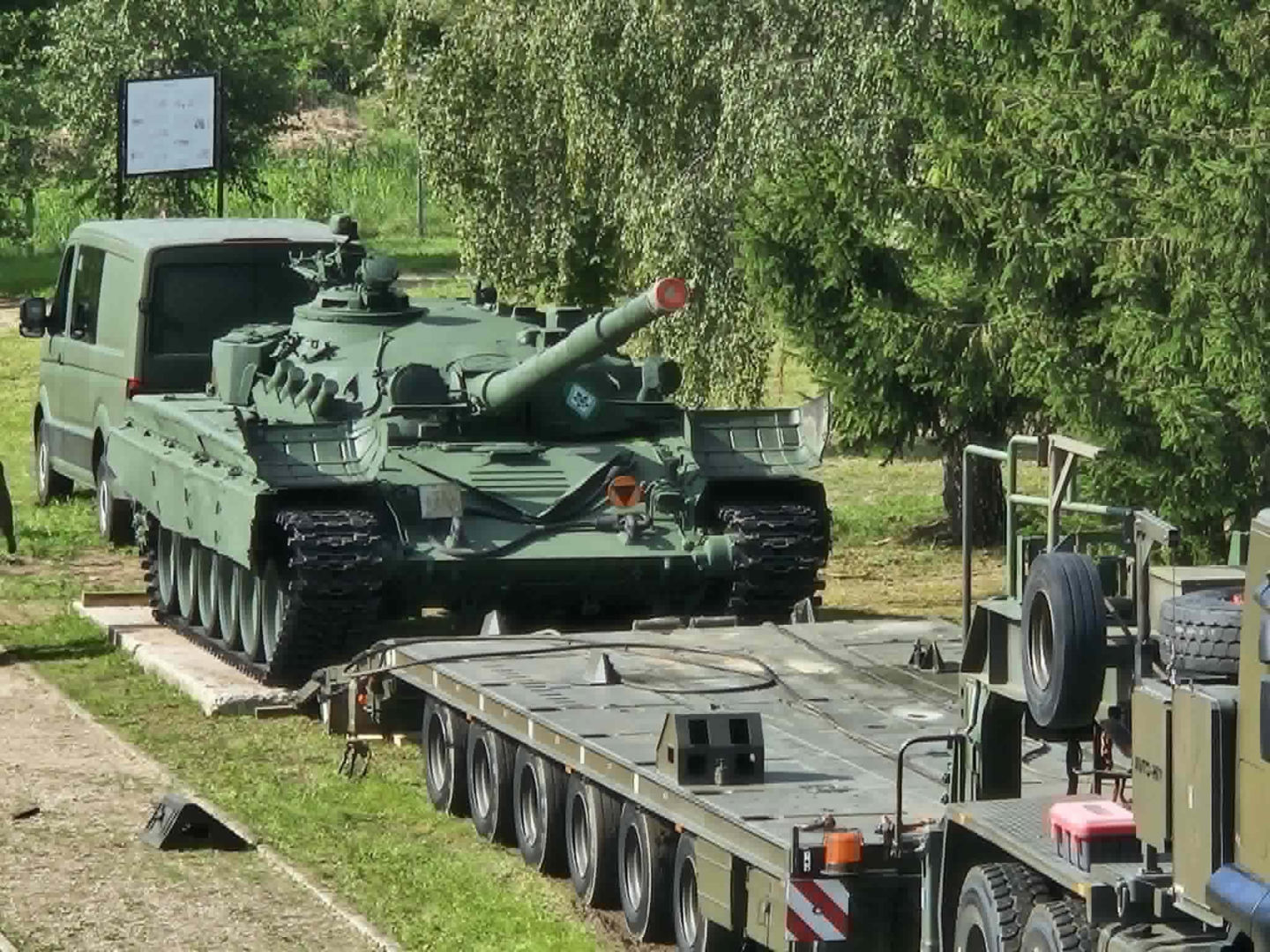 Muzeum w Orzyszu z pancernym wzmocnieniem. Czołg T-72 stanął na placu jako nowy eksponat