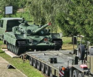 Muzeum w Orzyszu z pancernym wzmocnieniem. Czołg T-72 stanął na placu jako nowy eksponat