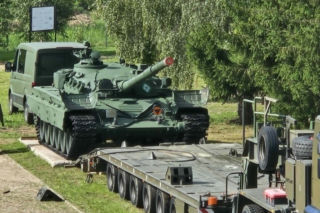 Muzeum w Orzyszu z pancernym wzmocnieniem. Czołg T-72 stanął na placu jako nowy eksponat