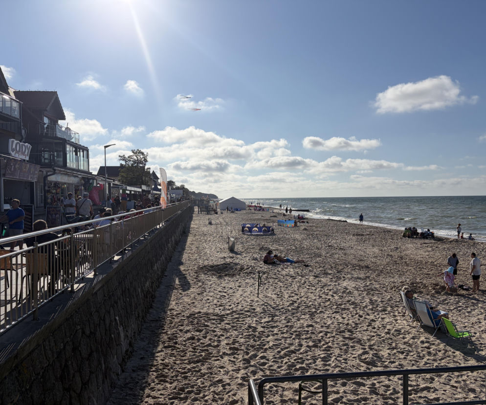 Plaża w Sarbinowie z niewielką liczbą turystów pod koniec wakacji. O szczegółach przeczytasz na SE.