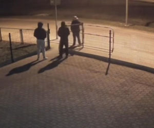 Mają 15 i 16 lat. Uszkodzili furtki przy placu zabaw