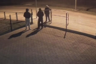 Młodzi wandale uszkodzili furtki przy placu zabaw w Rokosowie [FILM]