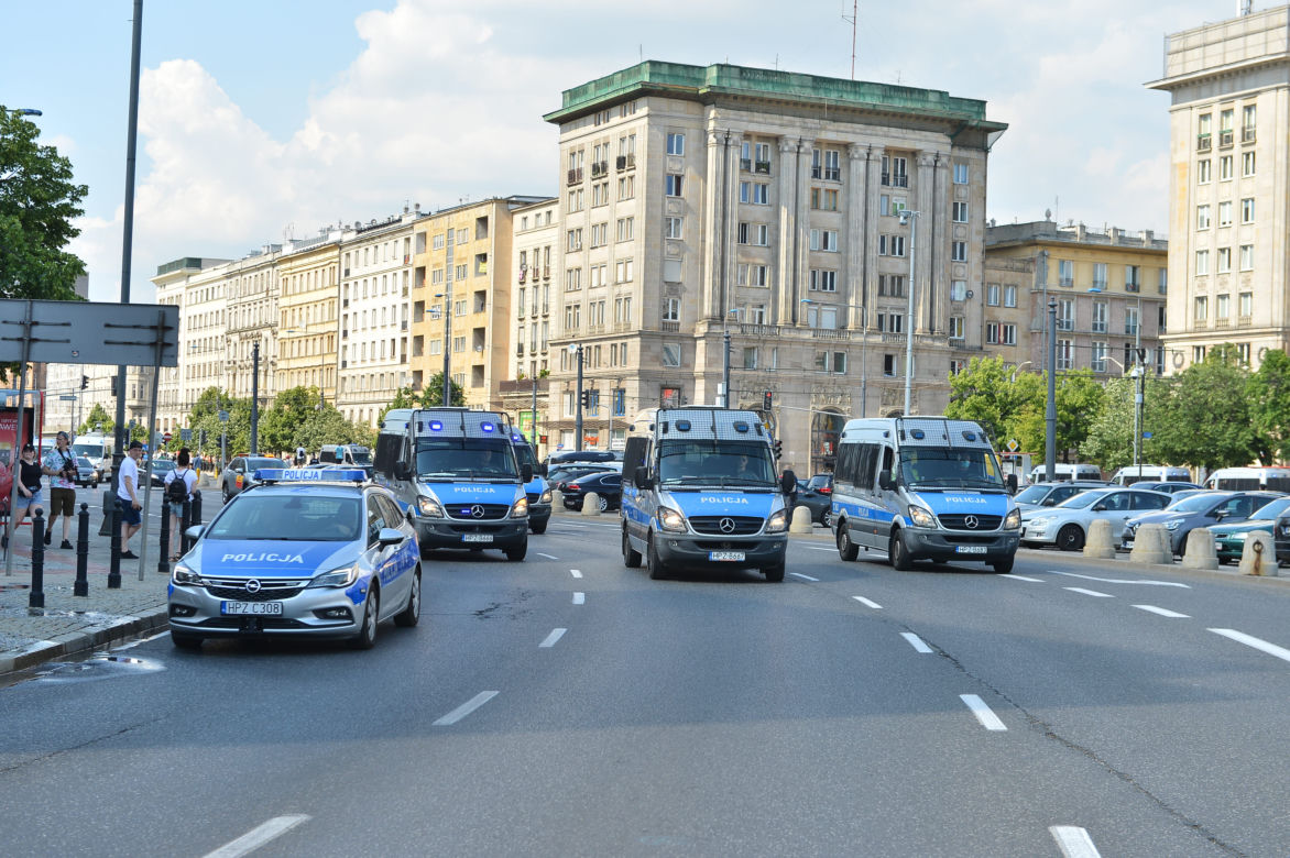 Parada Równości 2021 w Warszawie: ogromne siły policji w centrum miasta	