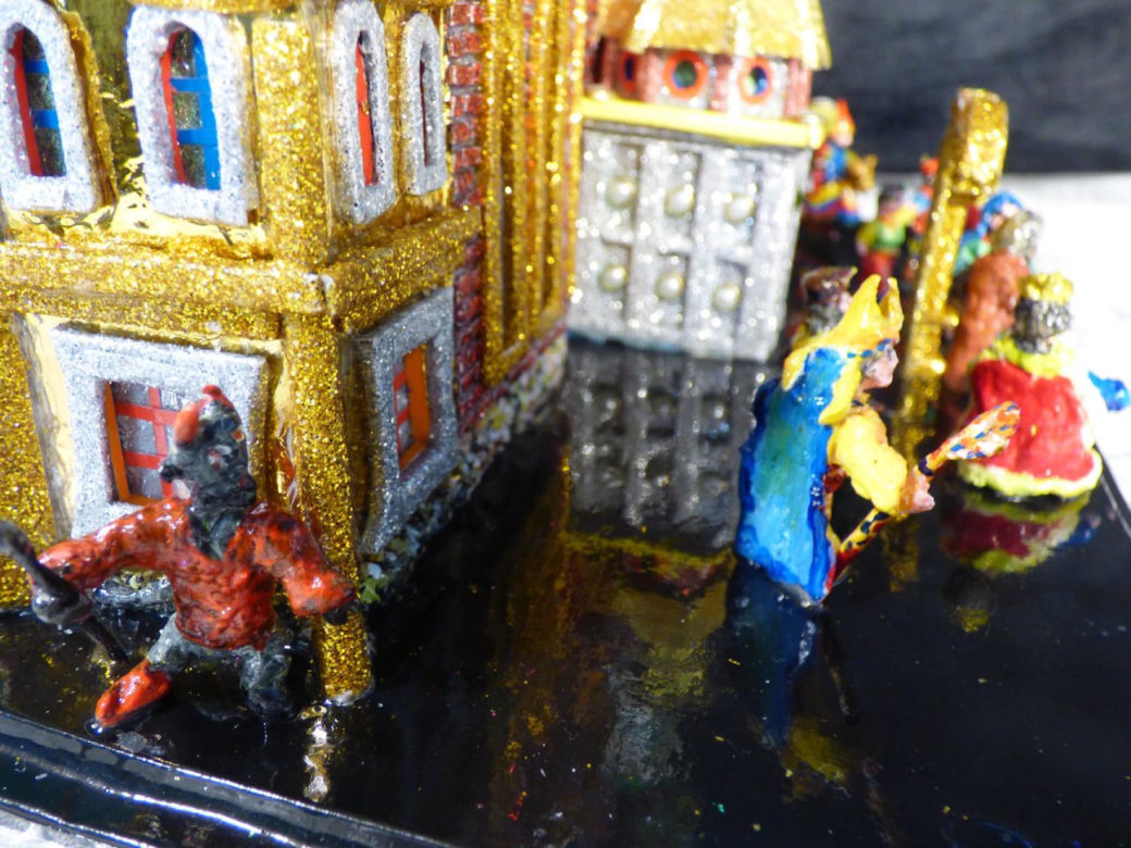 Miniatury szopek krakowskich zamyka w butelce