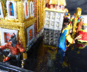 Miniatury szopek krakowskich zamyka w butelce