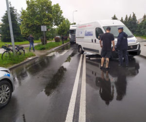 Poważny wypadek na ul. Czaplinieckiej w Bełchatowie. Rowerzysta wjechał wprost pod nadjeżdżającego busa