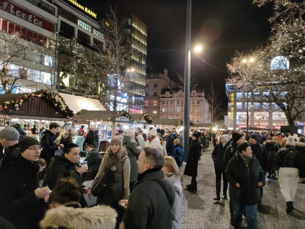 To jeden z najpopularniejszych jarmarków bożonarodzeniowych na świecie! Jak wygląda świąteczna atmosfera w Pradze?