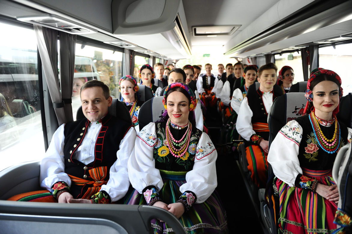 Mazowsze dostało autokary i rondo. Zespół pieśni i tańca świętuje w Otrębusach