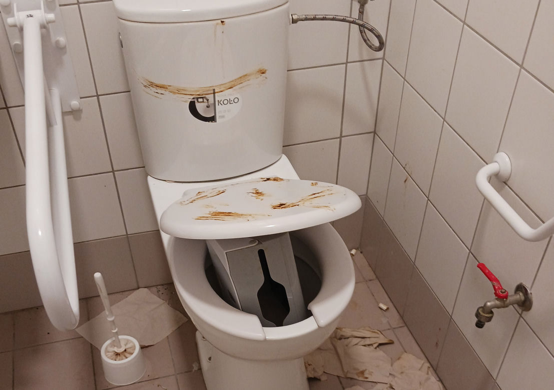 Wandale zdemolowali toaletę na dworcu w Choszcznie