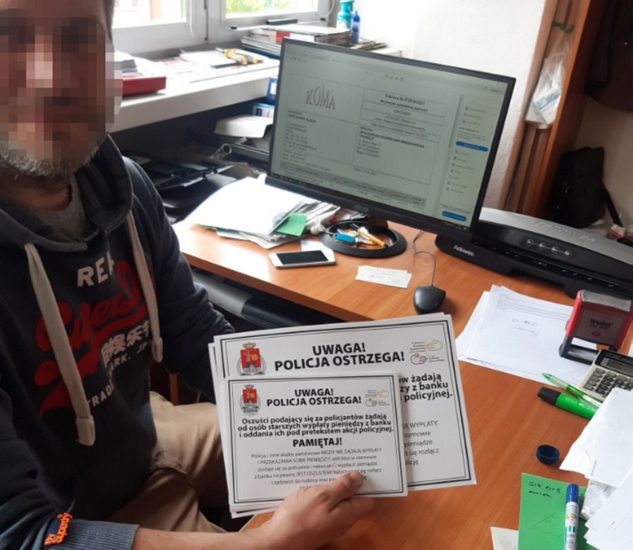 Policjanci edukują seniorów w Warszawie