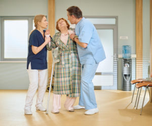 Na Wspólnej, odcinek 4195: profesor Agier słabnie na oddziale kardiochirurgii. Na oczach przerażonej córki dochodzi u niej do zatrzymania akcji serca