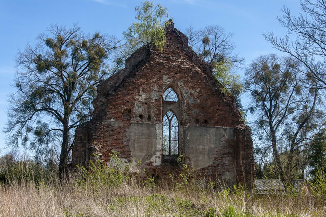 Ta malutka wieś powstała w XIV wieku. Skrywa ruiny gotyckiej świątyni