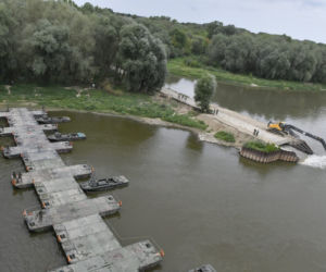 Żołnierze dopinają most